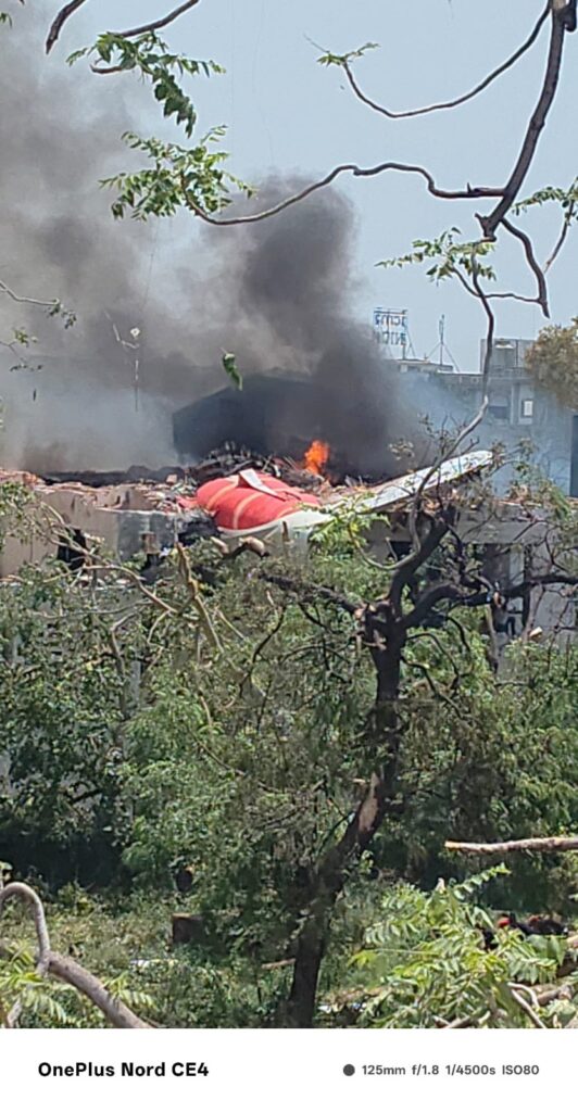 अहमदाबाद में एयर इंडिया का विमान क्रैश, बचाव कार्य जारी—जानकारी का इंतजार