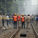 मुंबई लोकल ट्रेन हादसा: भीड़भाड़ के कारण चलती ट्रेन से गिरे यात्री, 5 की मौत, कई घायल