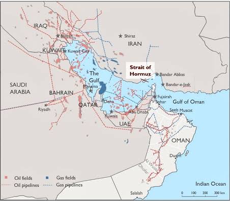 Strait of Hormuz में संकट: तीन जहाजों में आग, GPS सिग्नल बाधित, अमेरिकी नौसेना अलर्ट पर