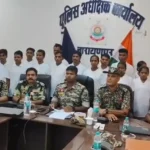 बस्तर में माओवादियों का आत्मसमर्पण जारी, नारायणपुर में 22 और नक्सलियों ने थामा मुख्यधारा का दामन