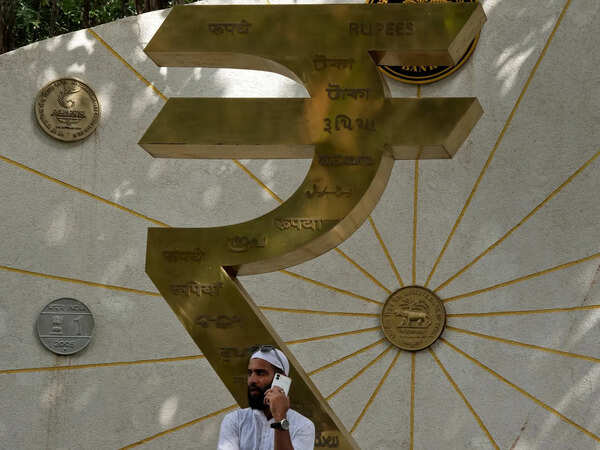 डॉलर को जोरदार झटका: RBI ने बेचे $5 अरब, रुपये की अंतरराष्ट्रीयकरण की तेजी—1973 के बाद डॉलर की सबसे बड़ी गिरावट