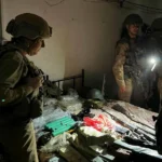 कपड़े की दुकान के नीचे 25 मीटर गहरा आतंकी मुख्यालय: IDF ने अल-ख़ियाम में हिज़्बुल्लाह का अंडरग्राउंड कमांड सेंटर किया बेनकाब — हथियारों के ज़खीरे और युद्ध कक्षों की चौंकाने वाली तस्वीरें