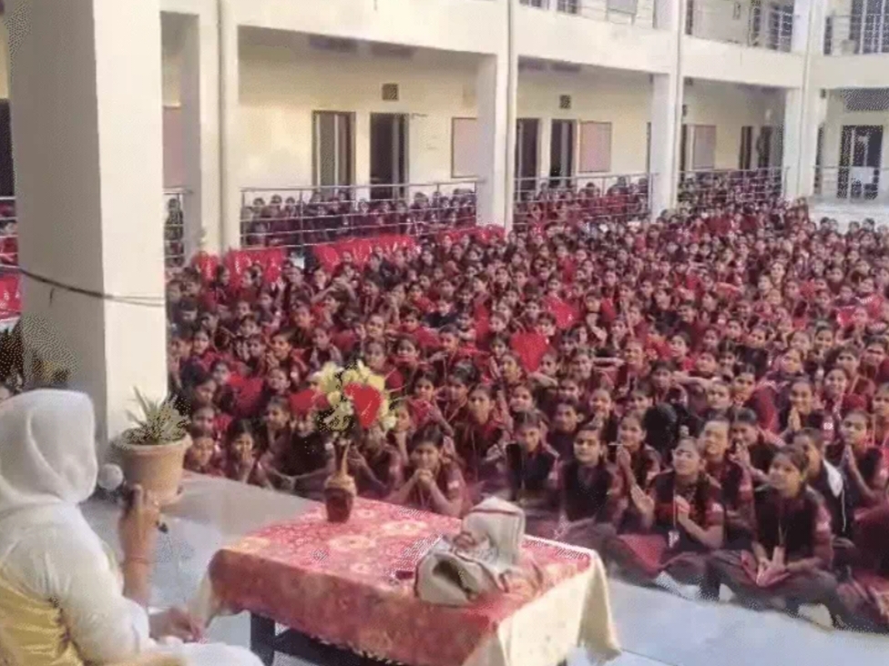 गुरुकुल में 1300 बेटियों को शिक्षा दे रहीं ‘दाताश्री’ खुद कभी स्कूल नहीं गईं, अब बेटियों को दे रही संस्कार और अनुशासन की सीख