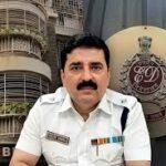 “वर्दी का धंधा — सरकारी नौकर से महल तक का सफर” — कोलकाता पुलिस के पूर्व DC शांतनु सिन्हा बिस्वास की वह “साम्राज्य” जो सरकारी तनख्वाह से नहीं बन सकती: कांडी का हवेली, बल्लीगंज का फर्न रोड आवास, ‘सोना पप्पू’ से संबंध, रेत तस्करी में भूमिका — ED ने गिरफ्तार किया