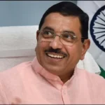 प्रह्लाद जोशी को मिला केंद्रीय शिक्षा मंत्रालय का अतिरिक्त प्रभार, जानिए पांच बार के सांसद का राजनीतिक सफर