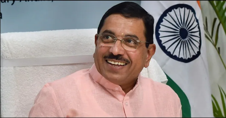 प्रह्लाद जोशी को मिला केंद्रीय शिक्षा मंत्रालय का अतिरिक्त प्रभार, जानिए पांच बार के सांसद का राजनीतिक सफर
